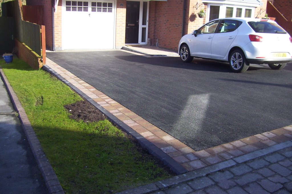 Block paved border with tarmac driveway