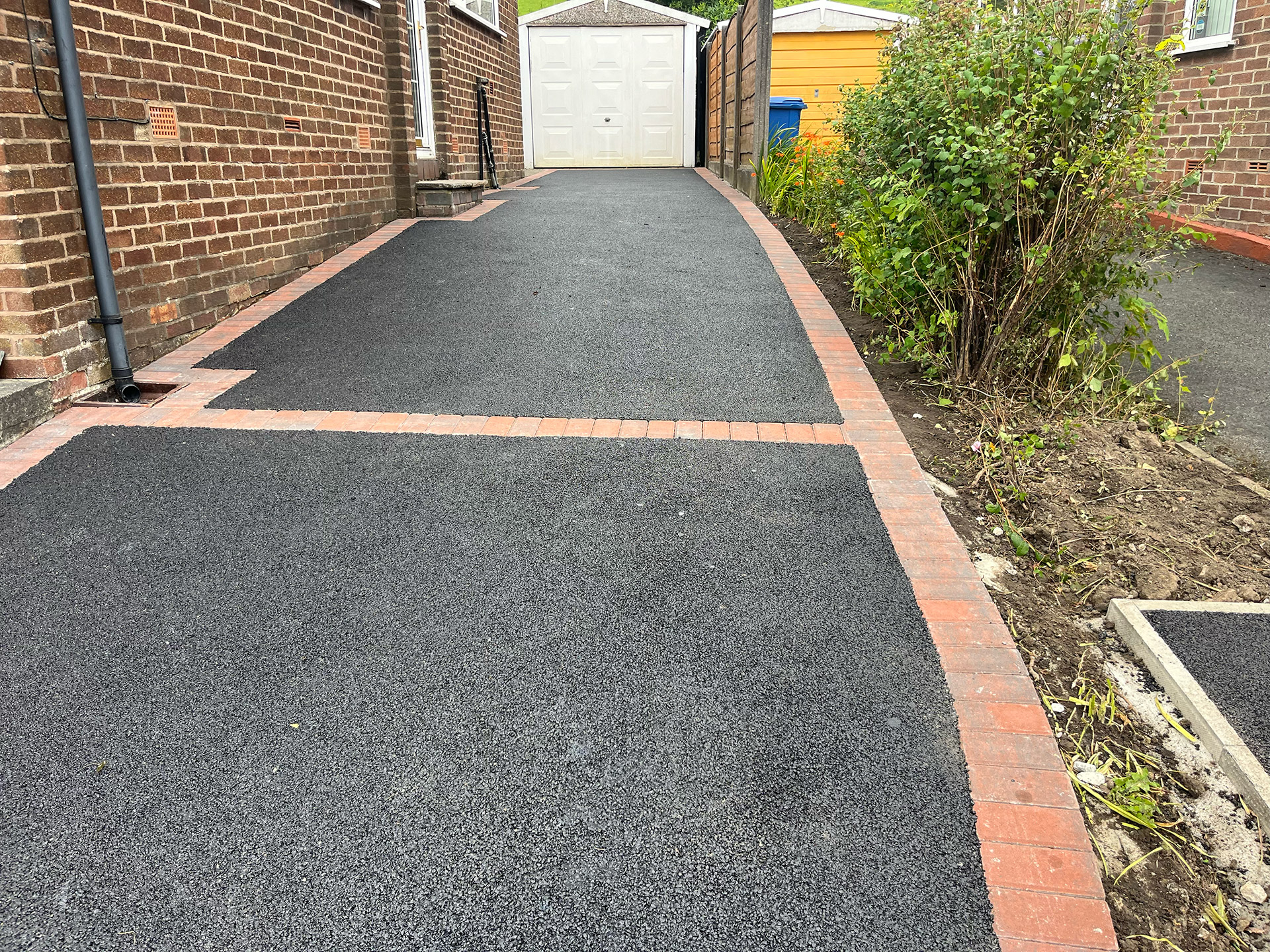 IMG_0438 Tarmac driveway with pewter cobblestone border. Indian stone pathway