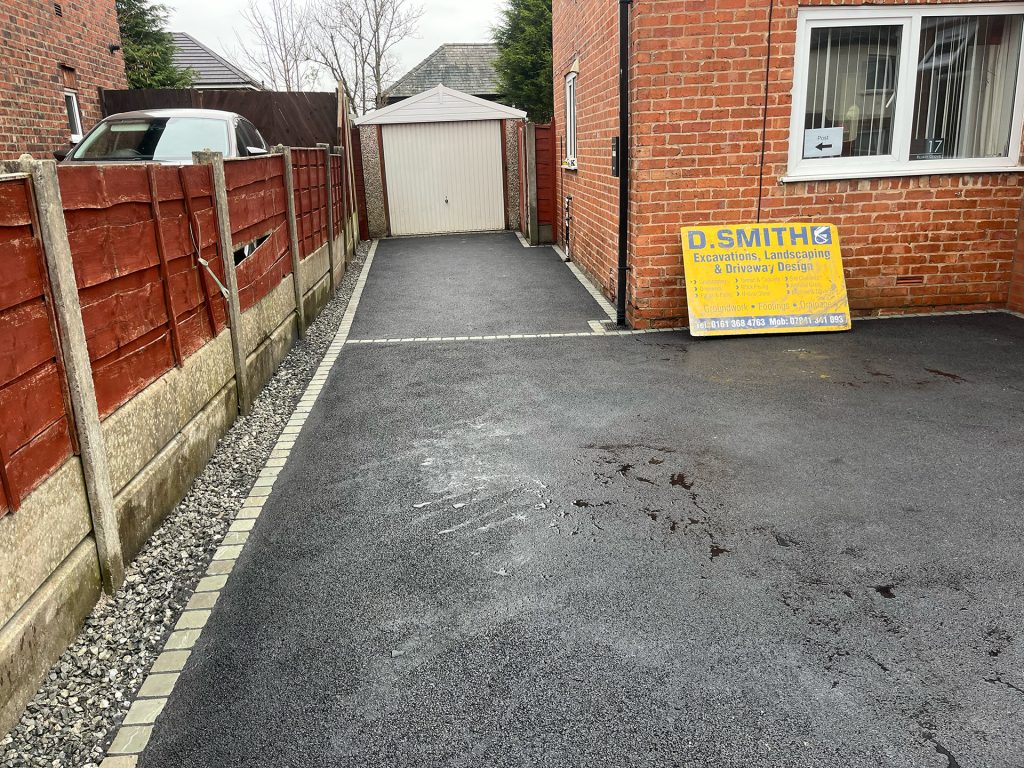 New tarmac driveway with pewter cobblestone border
