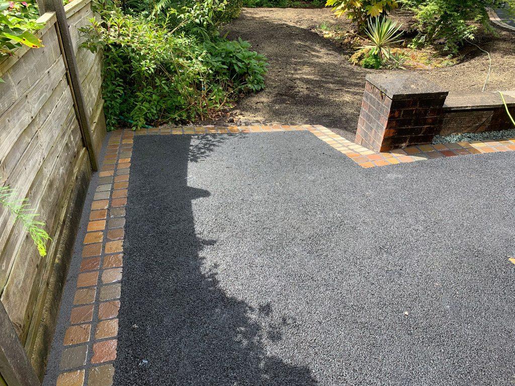 Tarmac driveway border