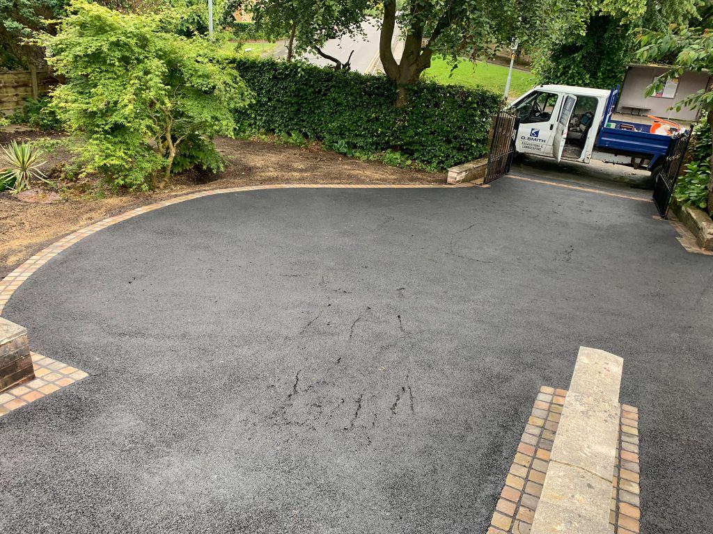 Tarmac driveway with cobblestone border