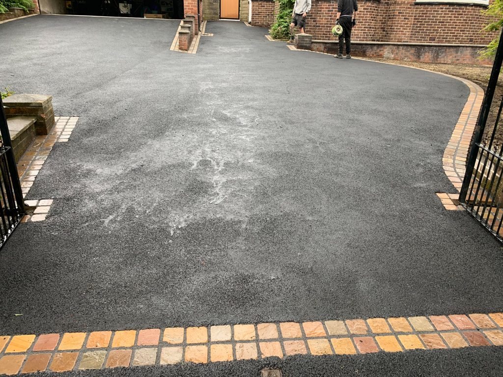 Tarmac driveway with cobblestone border