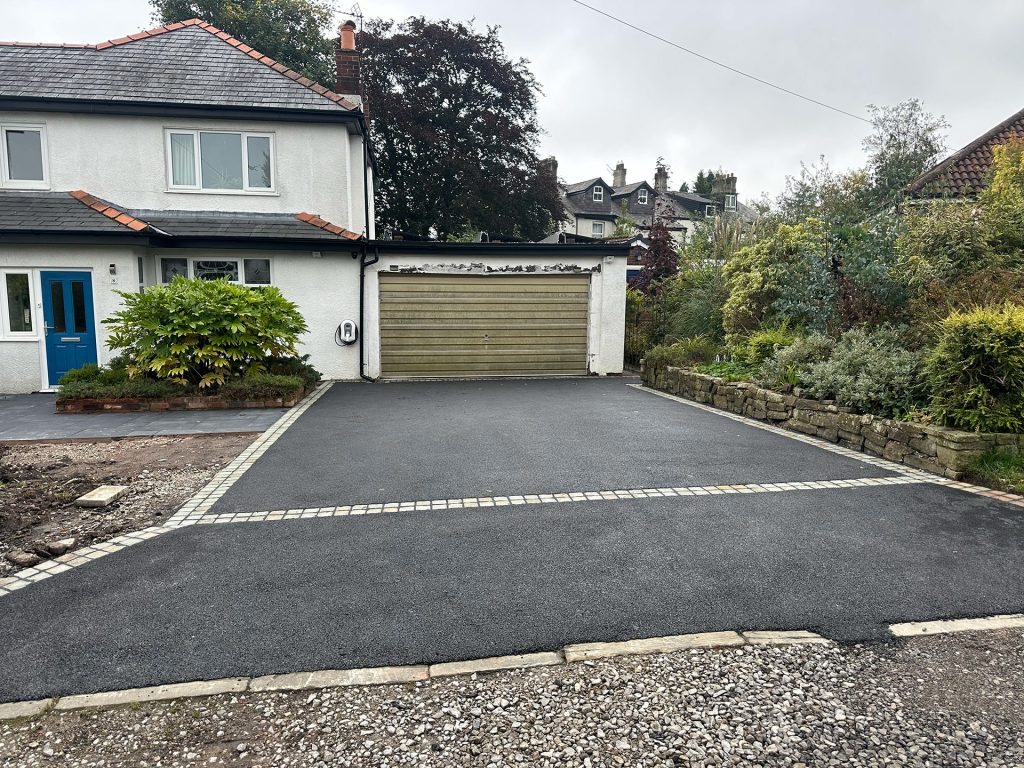 New tarmac driveway with pewter cobblestone boarder
